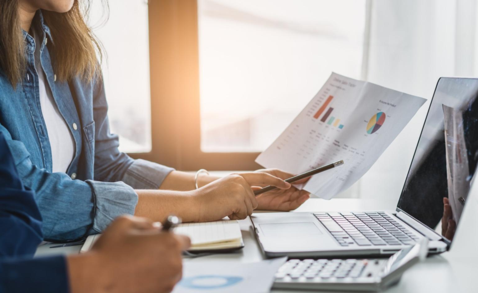 Κινητή συσκευή με webinar σε λειτουργία